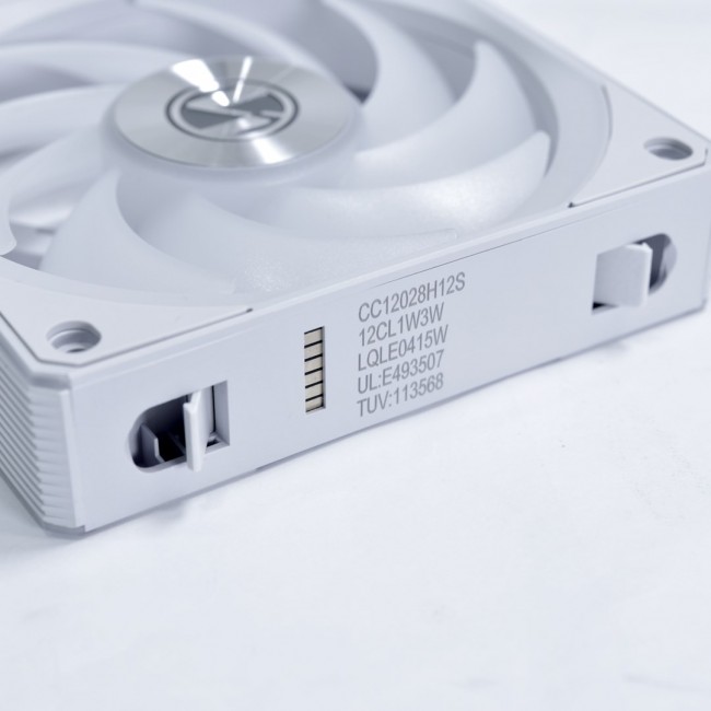White wireless Lian Li UNI FAN 3-pack fan, 120mm