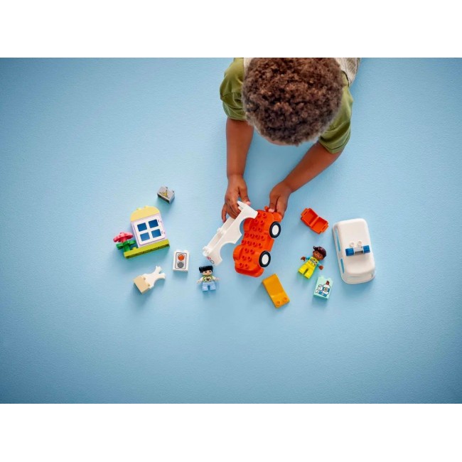 LEGO DUPLO 10447 Ambulance with Driver LEGO DUPLO 10447 Ambulance with Driver