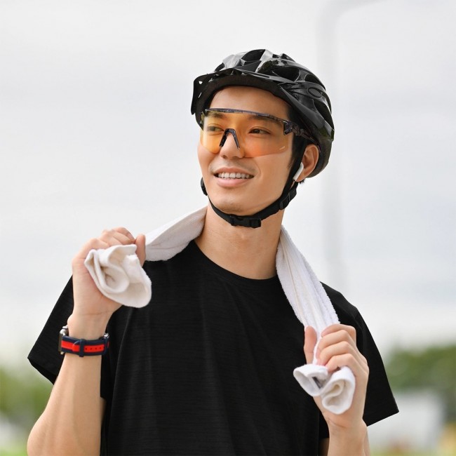 Photochromic cycling glasses with UV protection and Rockbros transparent black corrective insert Photochromic cycling glasses with UV protection and Rockbros transparent black corrective insert