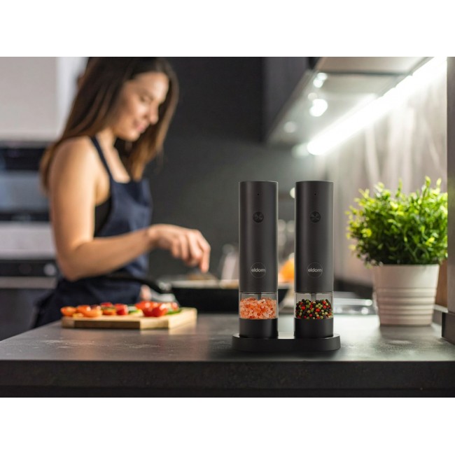 ELDOM ZMP5 BATTERY-POWERED PEPPER AND SALT GRINDER SET WITH STAND, BLACK