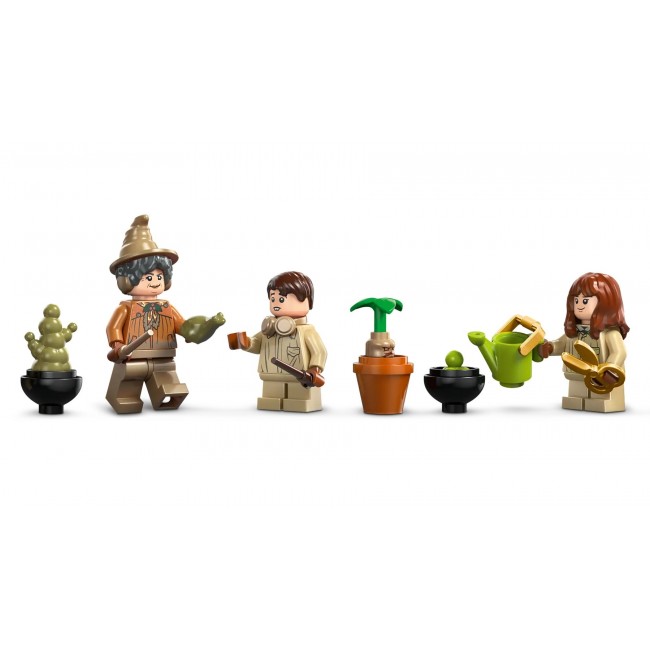 LEGO HARRY POTTER 76445 Hogwarts Castle - Herbology Class
