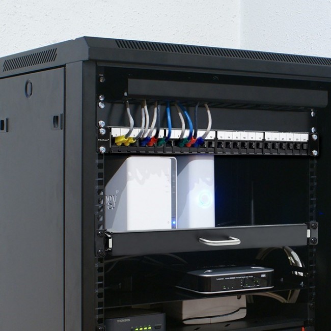 Qoltec 54516 Patch panel for 19'' rack | 24 ports | 1U | UTP | Black