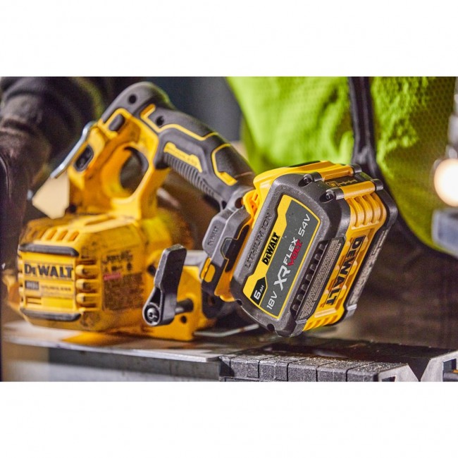 DeWALT DCS573NT-XJ portable circular saw