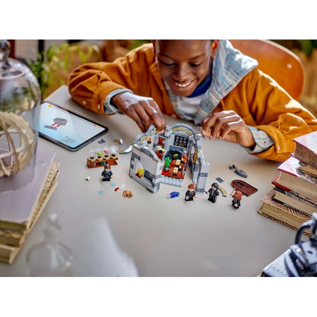 LEGO HARRY POTTER 76431 Hogwarts Castle: Potions Class