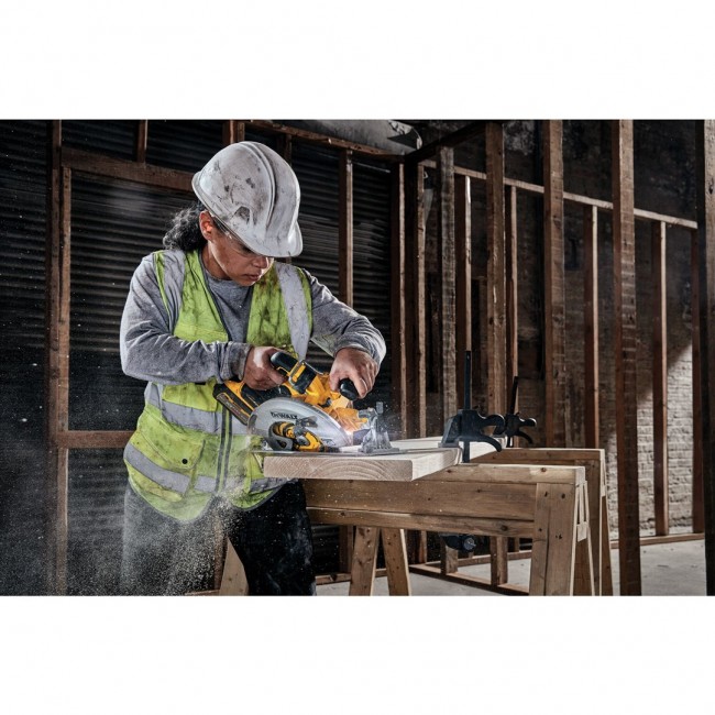 DeWALT DCS573NT-XJ portable circular saw