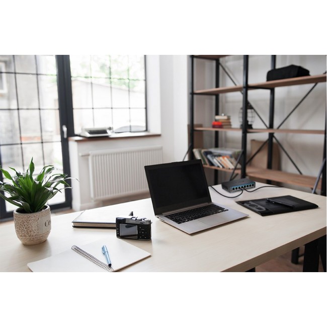 D-Link 8-Port 2.5G Multi-Gigabit Desktop Switch D-Link 8-Port 2.5G Multi-Gigabit Desktop Switch