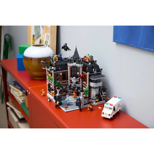 LEGO BATMAN 76300 Arkham Asylum