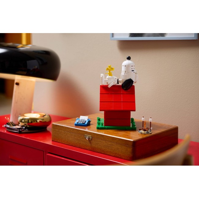 LEGO IDEAS 21368 Peanuts: Snoopy's Doghouse