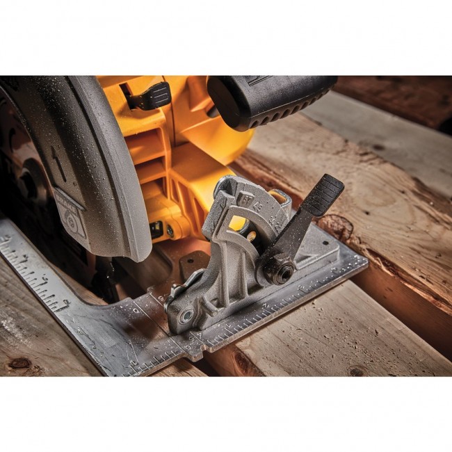 DeWALT DCS573NT-XJ portable circular saw
