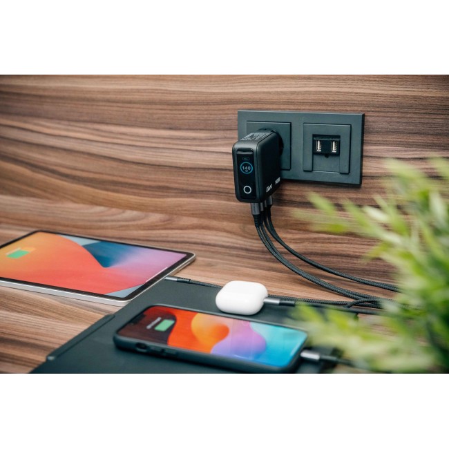 Verbatim Mini GaN Charger 140W with Display
