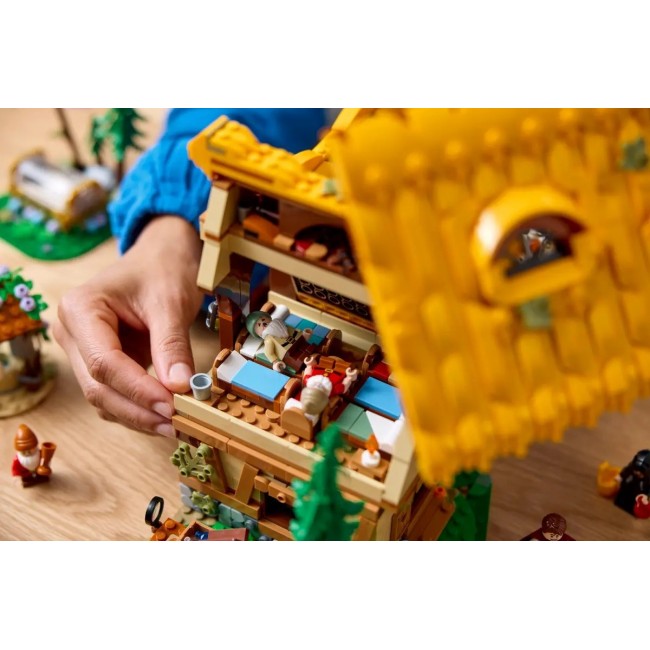 LEGO DISNEY 43242 Snow White and the Seven Dwarfs' Cottage LEGO DISNEY 43242 Snow White and the Seven Dwarfs' Cottage