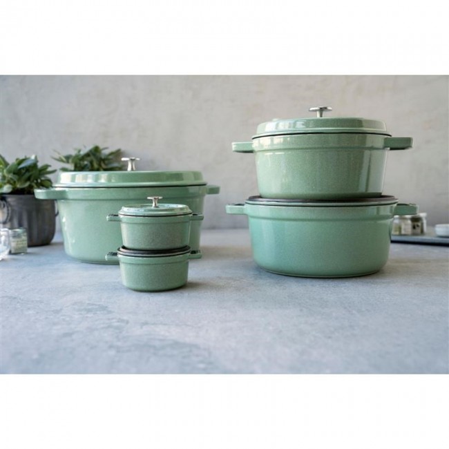 STAUB CAST IRON ROUND POT 40508-706-0 - 5,2 LTR MINT STAUB CAST IRON ROUND POT 40508-706-0 - 5,2 LTR MINT