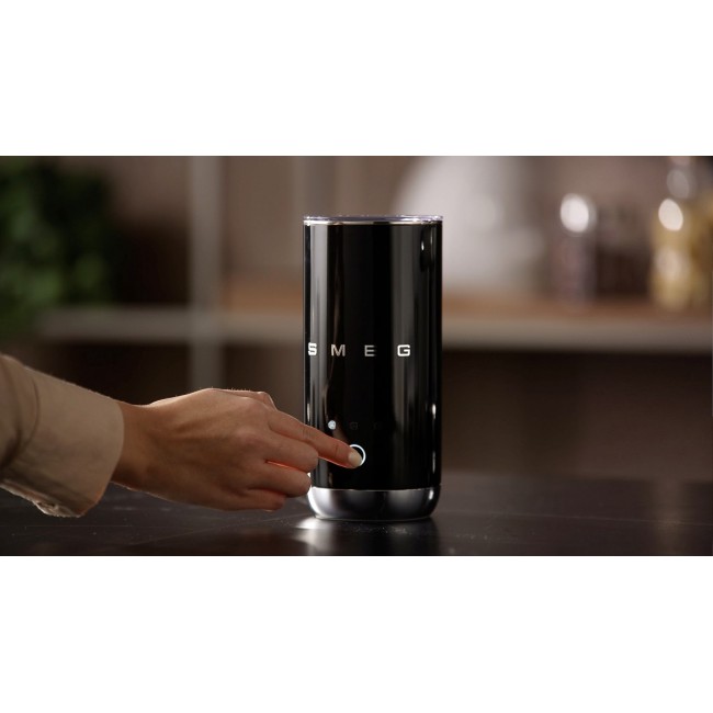 Smeg MFF02BLEU Automatic milk frother/warmer Black