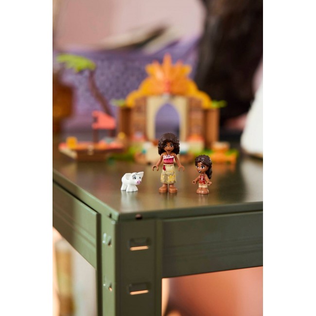 LEGO DISNEY 43282 Village House and Boat