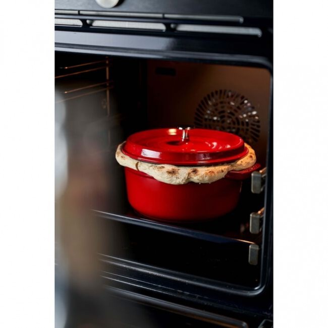 Staub Round Cast Iron Pot - 3.8 ltr, Red Staub Round Cast Iron Pot - 3.8 ltr, Red