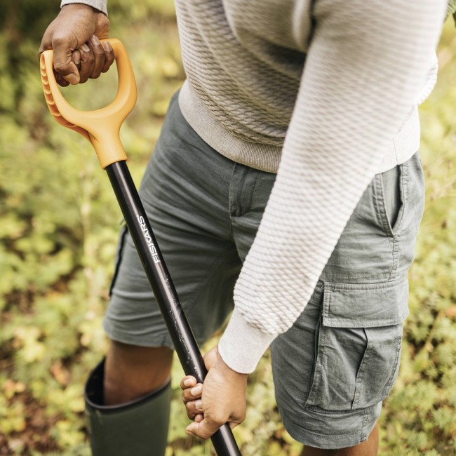 FISKARS SOLID METAL SHOVEL WITH D-SHAPED HANDLE