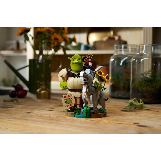 LEGO ICONS 72423 Shrek, Donkey and Puss in Boots