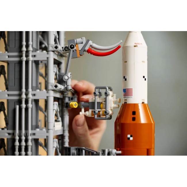 LEGO ICONS 10341 NASA Artemis Space Launch System LEGO ICONS 10341 NASA Artemis Space Launch System