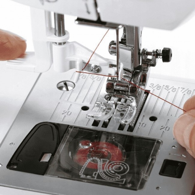 Singer 7640 sewing machine, electric current, white Singer 7640 sewing machine, electric current, white