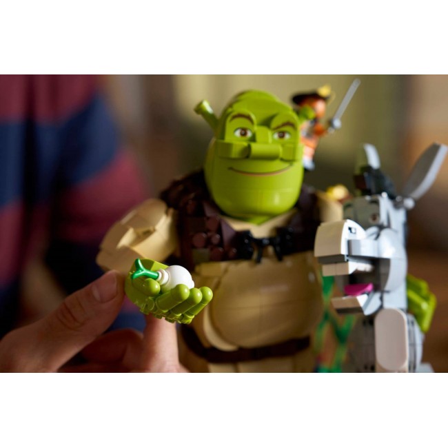 LEGO ICONS 72423 Shrek, Donkey and Puss in Boots