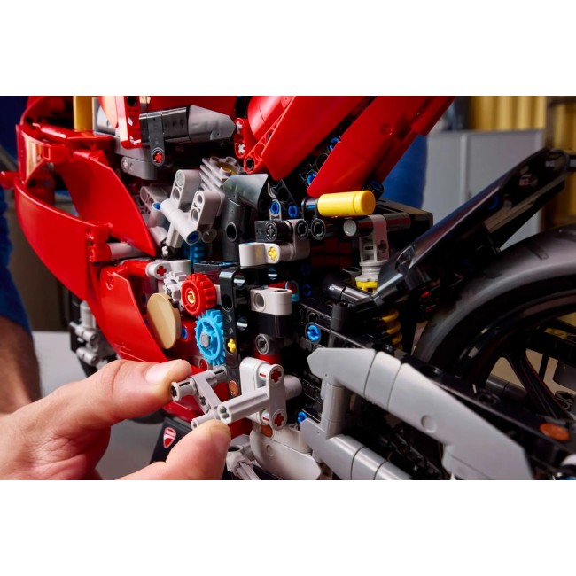 LEGO TECHNIC 42202 Ducati Panigale V4 S Motorcycle LEGO TECHNIC 42202 Ducati Panigale V4 S Motorcycle