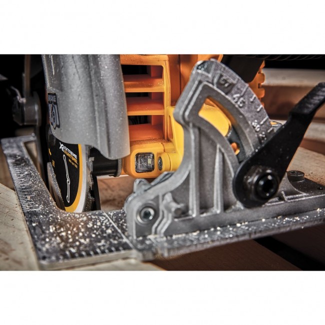 DeWALT DCS573NT-XJ portable circular saw