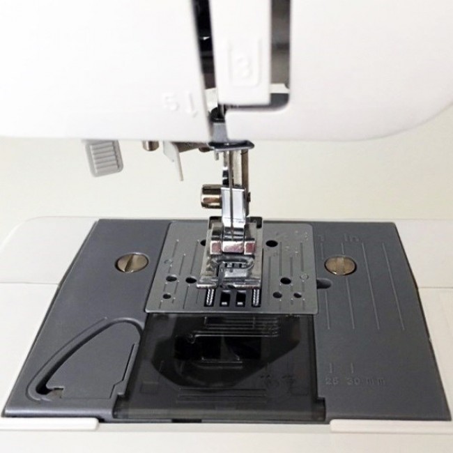 BROTHER RH127 SEWING MACHINE BROTHER RH127 SEWING MACHINE