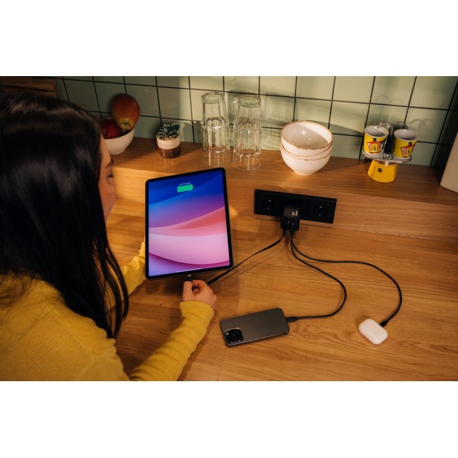 Verbatim GaN Charger 65W 2 Port retractable cable display US plugs with EU and UK adaptors