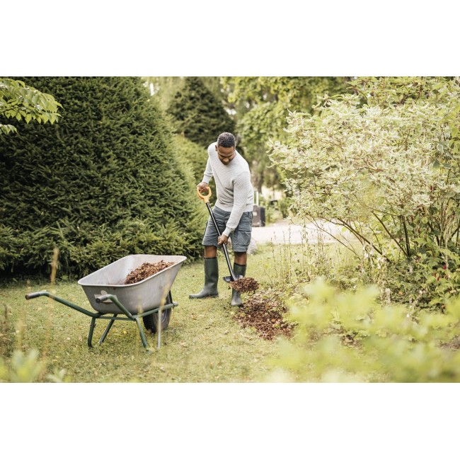 FISKARS SOLID METAL SHOVEL WITH D-SHAPED HANDLE