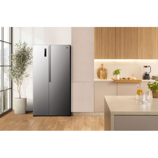 Gorenje Side by side kyl /fryssk p med MultiFlow Cooling f r j mn luftcirkulation i hela sk pet. NoFrost Plus eliminerar manuell avfrostning, medan SuperCool och FastFreeze hj lper till att uppr tth lla optimala f rh llanden f r nyinlagda dagligvaror.