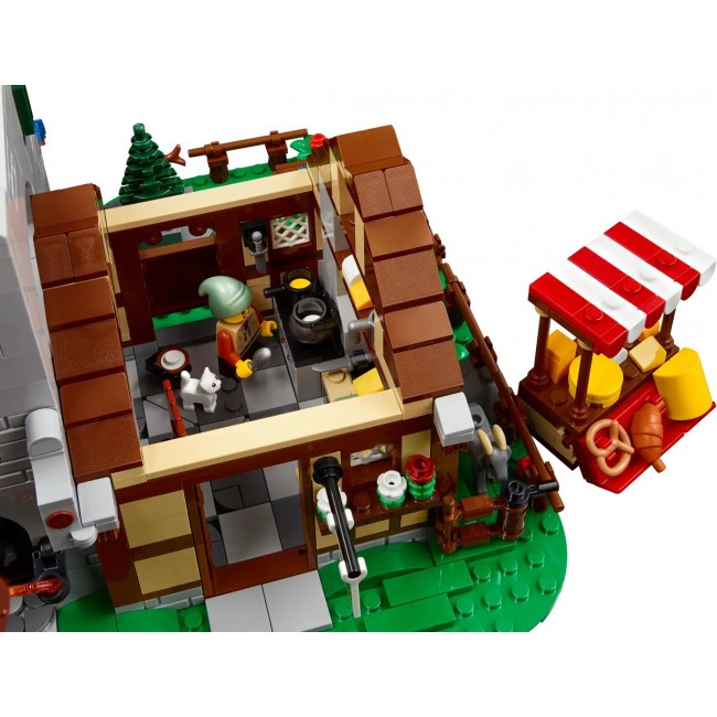 LEGO ICONS 10332 Medieval Town Square