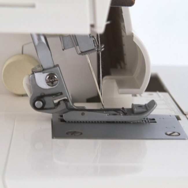  UCZNIK OVERLOCK 820D-3