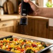 ELDOM ZMP5 BATTERY-POWERED PEPPER AND SALT GRINDER SET WITH STAND, BLACK