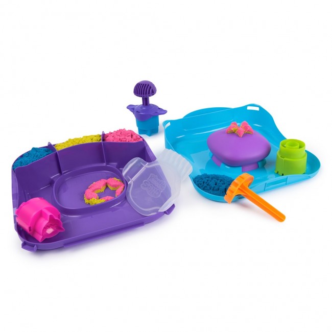Kinetic Sand , SquishMotion with 1lb Pink, Yellow & Blue Play Sand, Stamper & 5 Tools, Storage Case, Sensory Toys for Kids Ages 5 and up Kinetic Sand , SquishMotion with 1lb Pink, Yellow & Blue Play Sand, Stamper & 5 Tools, Storage Case, Sensory Toys for Kids Ages 5 and up