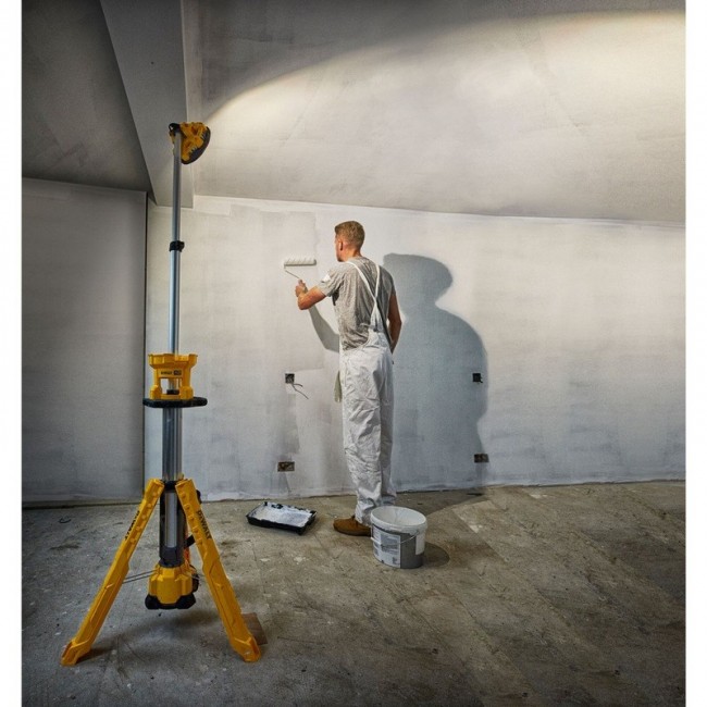 18 V flashlight on tripod without battery and charge 18 V flashlight on tripod without battery and charge