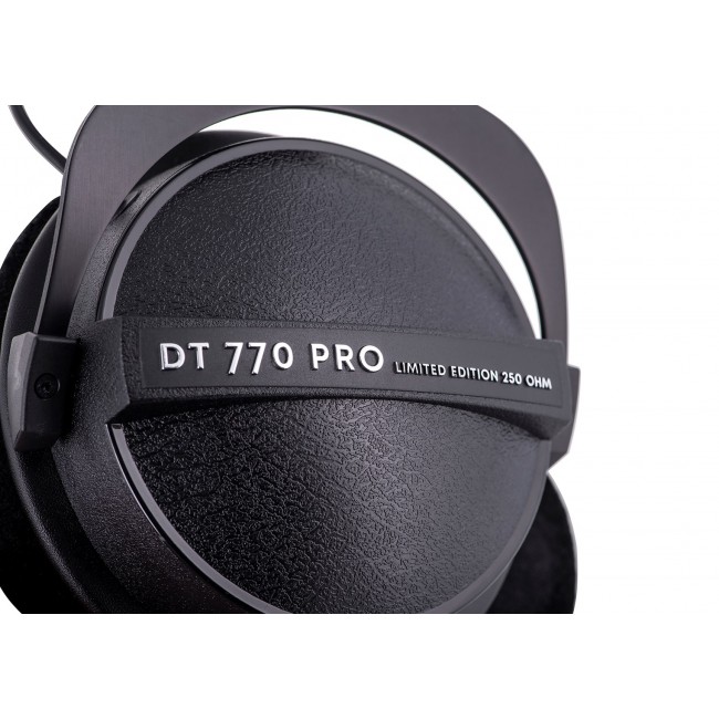 Beyerdynamic DT 770 PRO 250 OHM Black Limited Edition - closed studio headphones Beyerdynamic DT 770 PRO 250 OHM Black Limited Edition - closed studio headphones