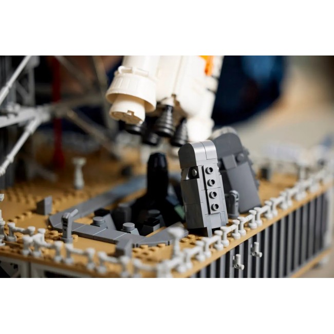 LEGO ICONS 10341 NASA Artemis Space Launch System LEGO ICONS 10341 NASA Artemis Space Launch System