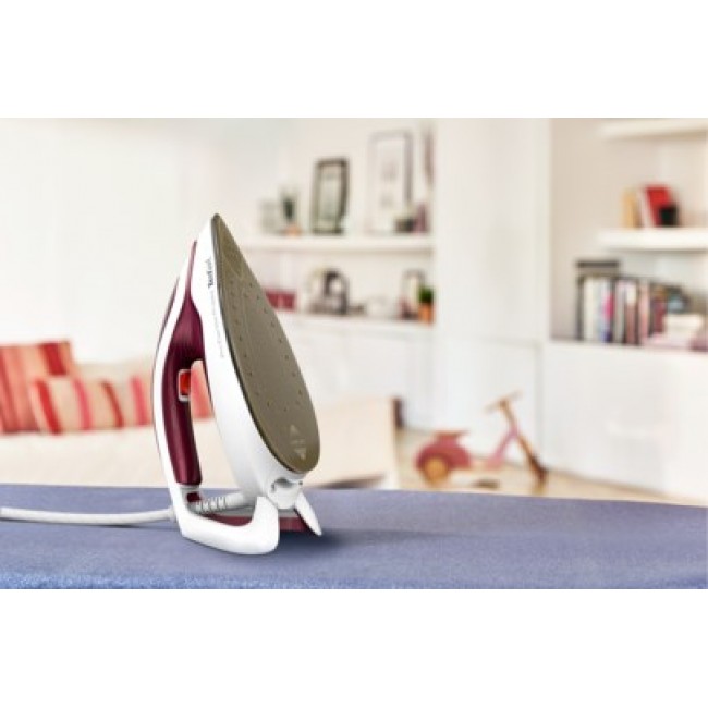 Tefal GV9220 steam ironing station 2600 W Durilium AirGlide Autoclean soleplate Burgundy, White Tefal GV9220 steam ironing station 2600 W Durilium AirGlide Autoclean soleplate Burgundy, White