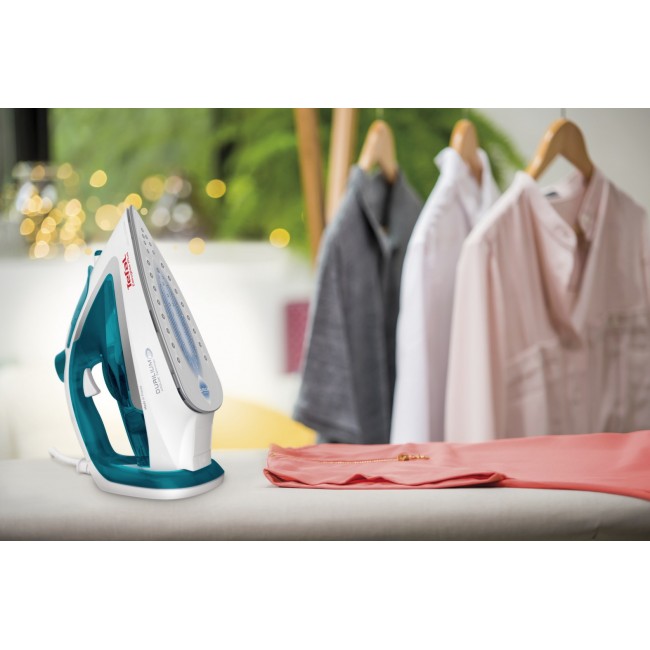Tefal EasyGliss Plus FV5718 iron Dry & Steam iron Durilium soleplate 2400 W Turquoise, White Tefal EasyGliss Plus FV5718 iron Dry & Steam iron Durilium soleplate 2400 W Turquoise, White