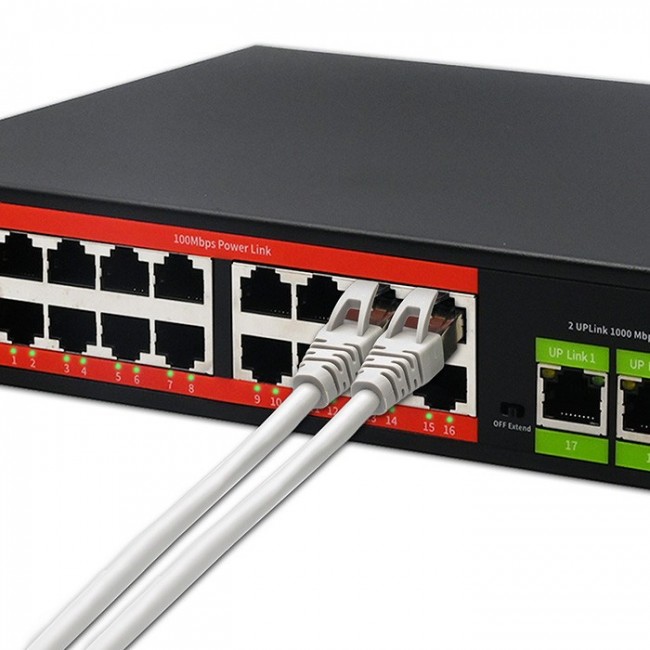 Qoltec Prze ącznik sieciowy SWITCH Fast Ethernet PoE | 16x RJ45 10/100 Mb/s | 2x RJ45 Uplink 1000 Mb/s | 1x SFP 1000 Mb/s