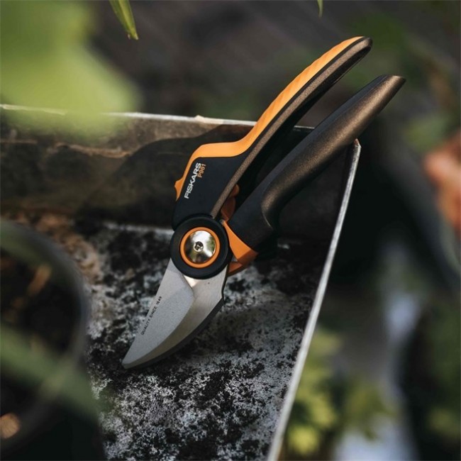 FISKARS SCISSOR PRUNING SHEARS X-SERIES L P961