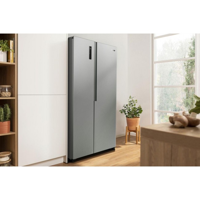 Gorenje Side by side kyl /fryssk p med MultiFlow Cooling f r j mn luftcirkulation i hela sk pet. NoFrost Plus eliminerar manuell avfrostning, medan SuperCool och FastFreeze hj lper till att uppr tth lla optimala f rh llanden f r nyinlagda dagligvaror.