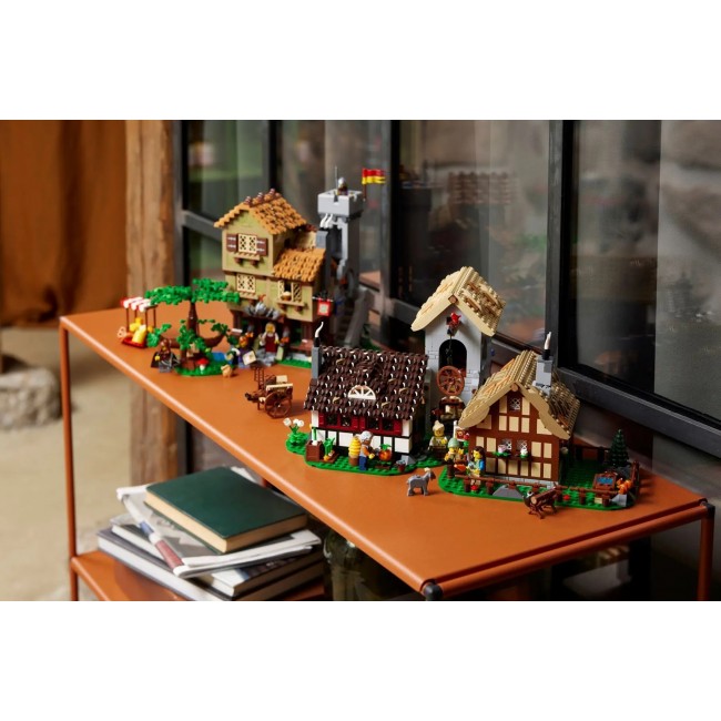 LEGO ICONS 10332 Medieval Town Square