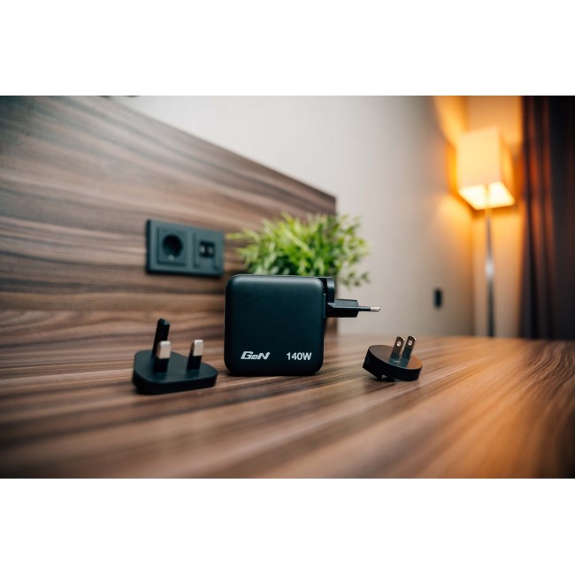 Verbatim Mini GaN Charger 140W with Display