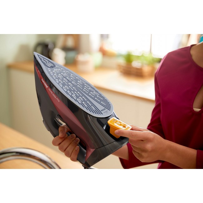 Philips 7000 series DST7022/40 iron Steam iron SteamGlide Plus soleplate 2800 W Black, Red Philips 7000 series DST7022/40 iron Steam iron SteamGlide Plus soleplate 2800 W Black, Red