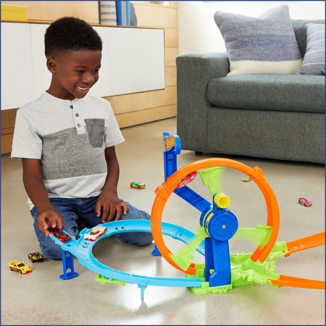 Hot Wheels Action Rapid Launch & Loop Playset with 1:64 Scale Die-Cast Toy Car, Crash & Track Set