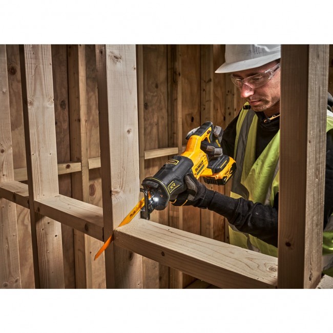 DEWALT. PI A SZABLASTA 18V DCS382N