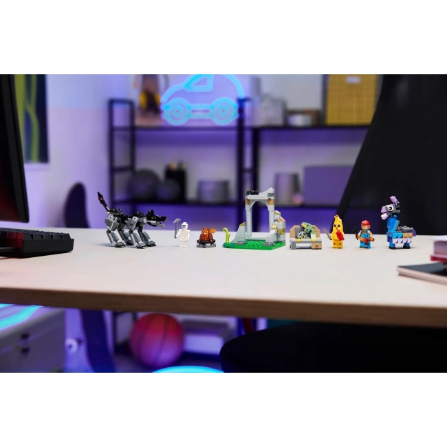 LEGO FORTNITE 77075 Peely & Sparkplug's Camp LEGO FORTNITE 77075 Peely & Sparkplug's Camp
