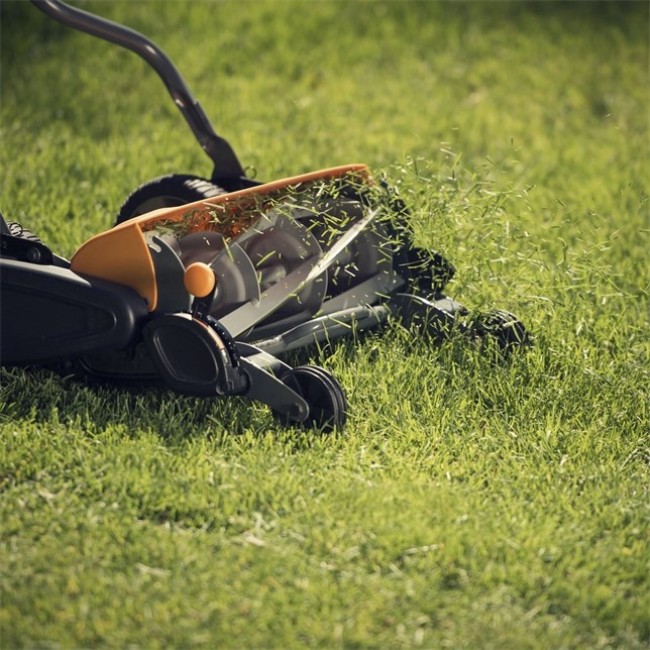 Fiskars StaySharp Max manual reel mower 46 cm