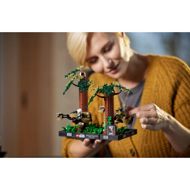 LEGO STAR WARS 75353 DIORAMA: ENDOR SPEEDER CHASE LEGO STAR WARS 75353 DIORAMA: ENDOR SPEEDER CHASE
